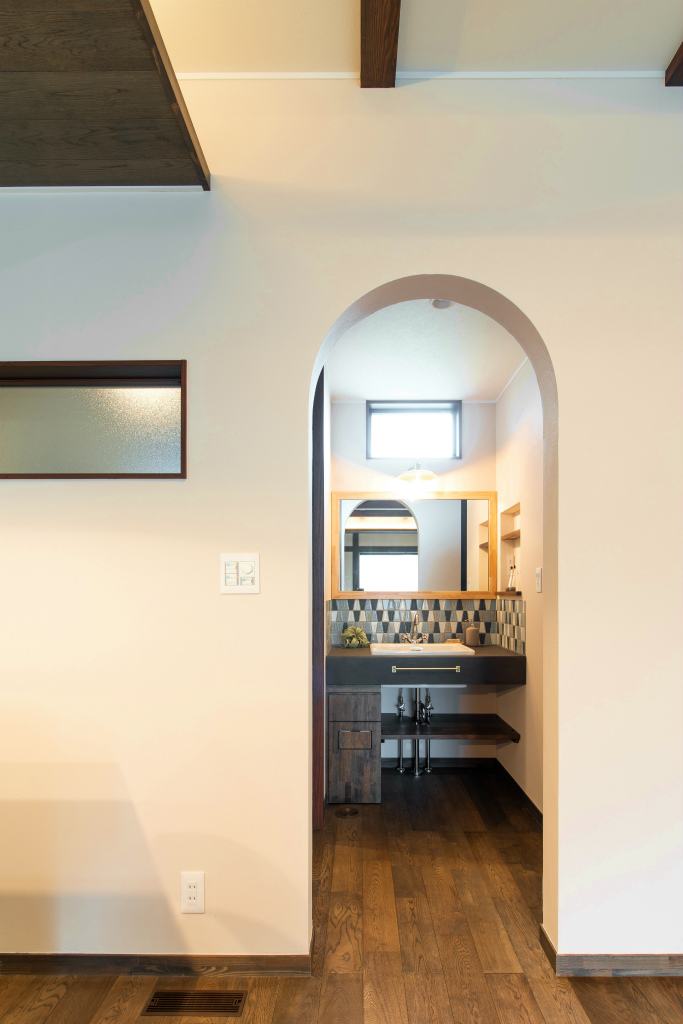 R下がり壁から見える造作洗面台