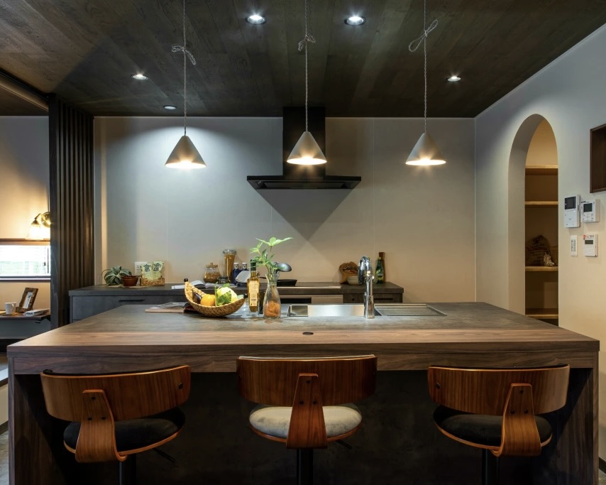 グラフテクト＋造作カウンターのキッチン