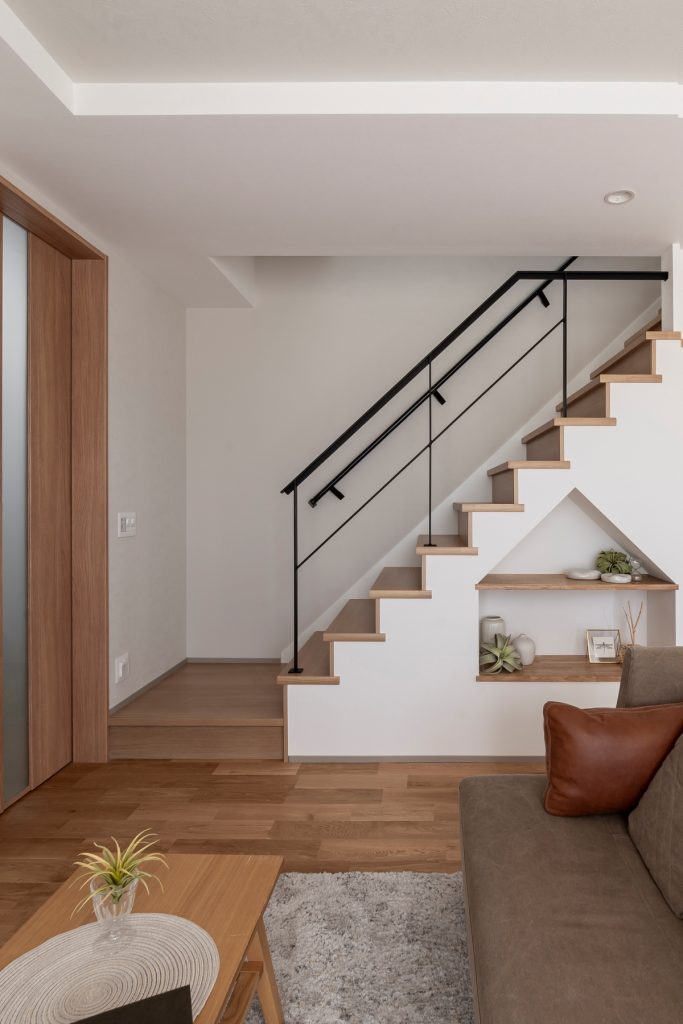 オープン階段下の本棚