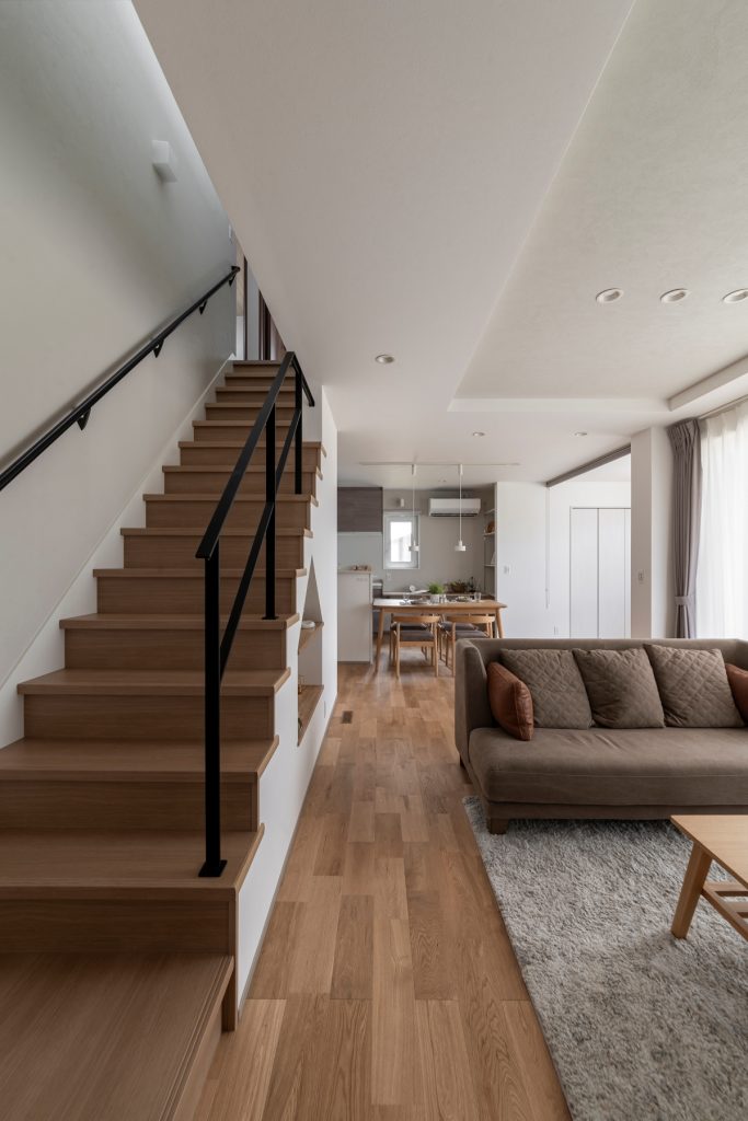 オープン階段＋折り上げ天井の開放的なLDK